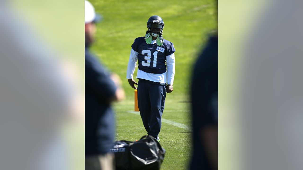 Marshawn Lynch dons Kam Chancellor's jersey at practice