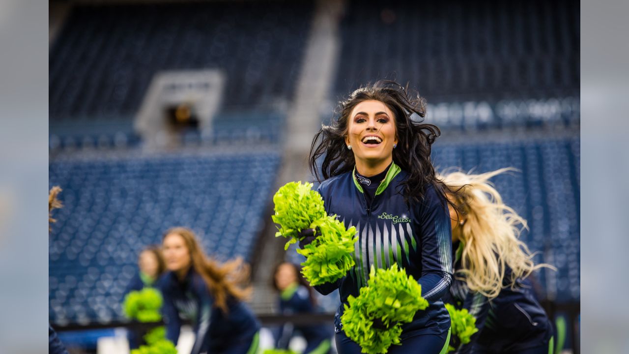 Seattle Seahawks Sea Gals vs. 49ers Gold Rush cheerleaders