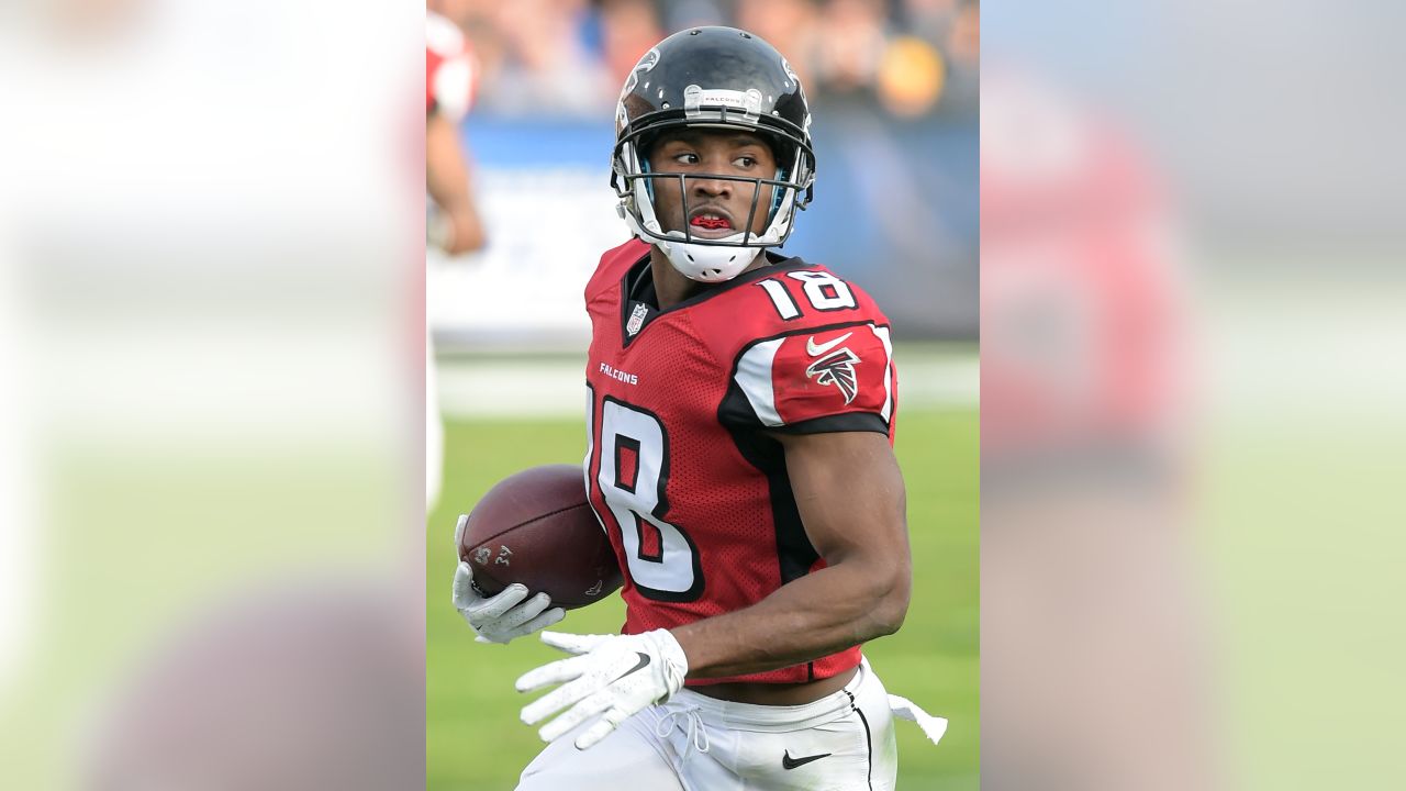 Atlanta Falcons wide receiver Taylor Gabriel (18) warms up before