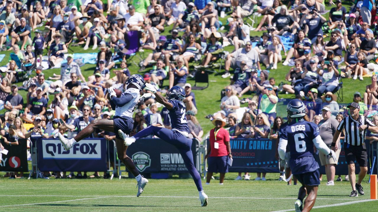 Seattle Seahawks linebacker Lakiem Williams, left, and fullback