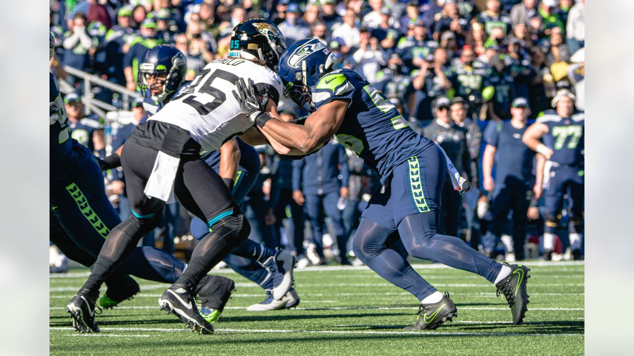 Report: Russell Wilson will have pin removed from finger, accelerating  timetable for return - Field Gulls