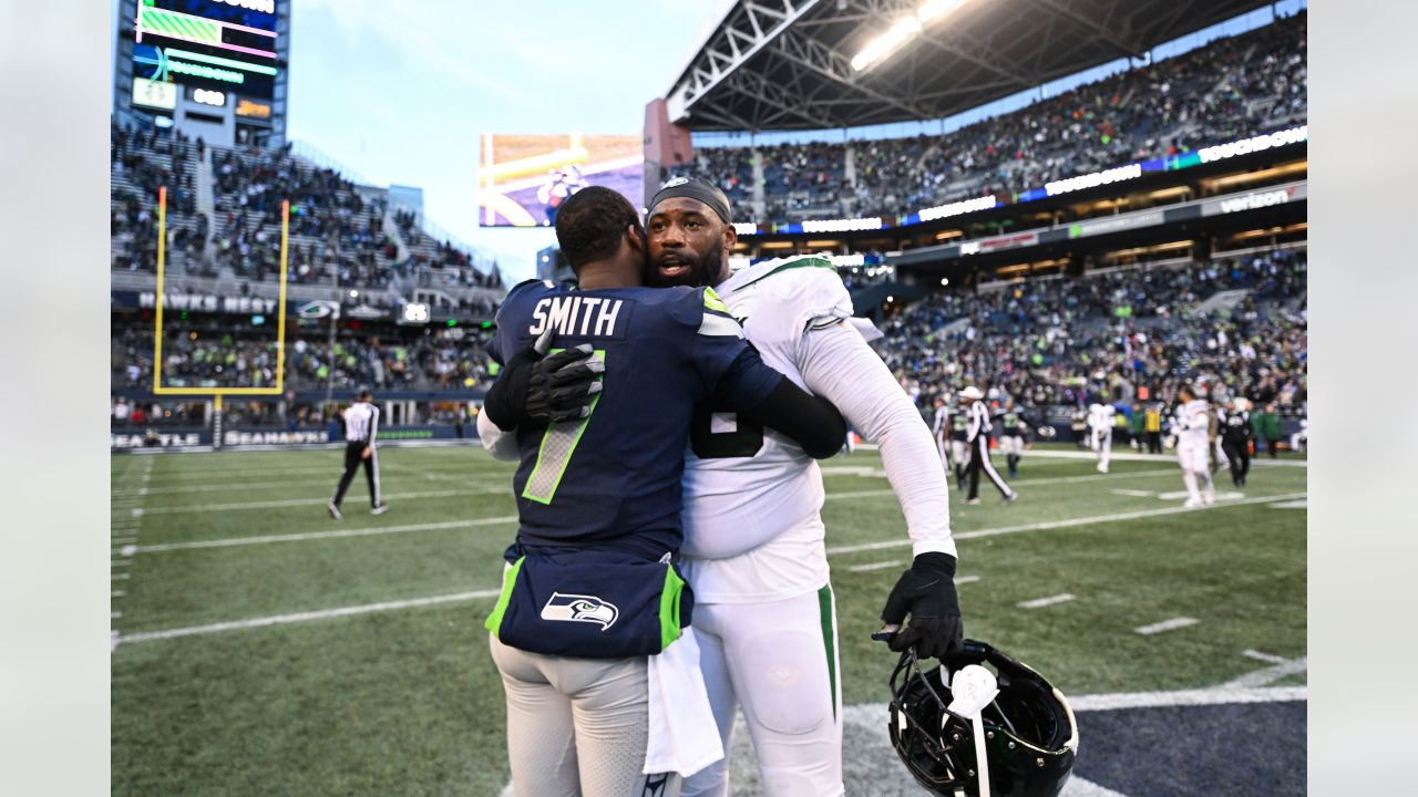 Arizona Cardinals Emmitt Smith comfronts Seattle Seahawks rookie free  safety Ken Hamlin after the play was wistled dead. Hamlin and Smith shook  hands and hugged after talking.