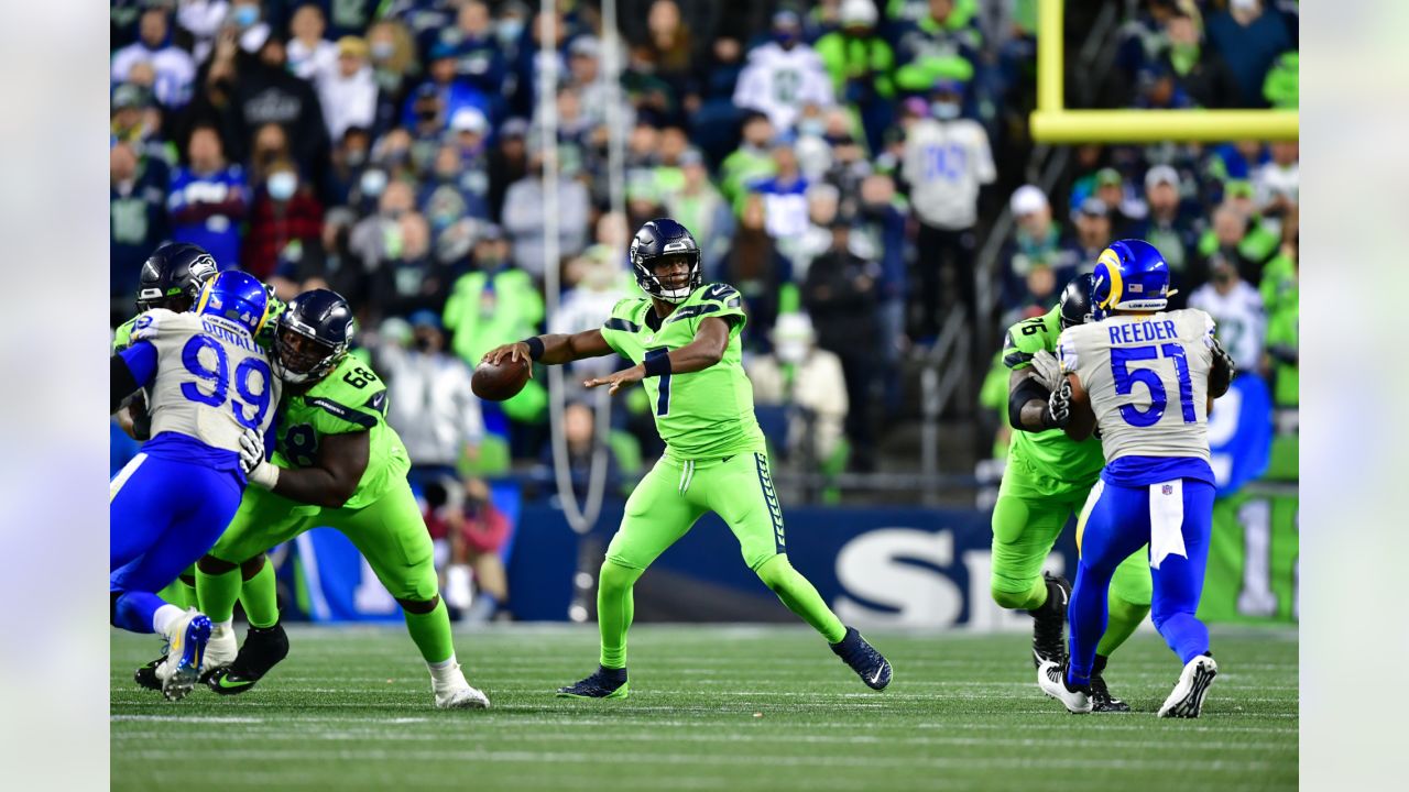 Seahawks re-sign QB Geno Smith as backup to Russell Wilson - The Columbian