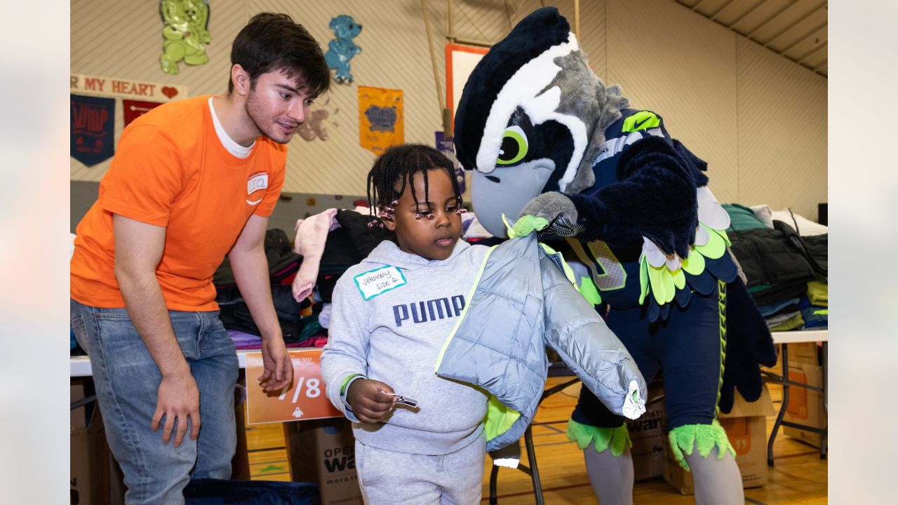 PHOTOS: Seahawks And  Team Up For Operation Warm