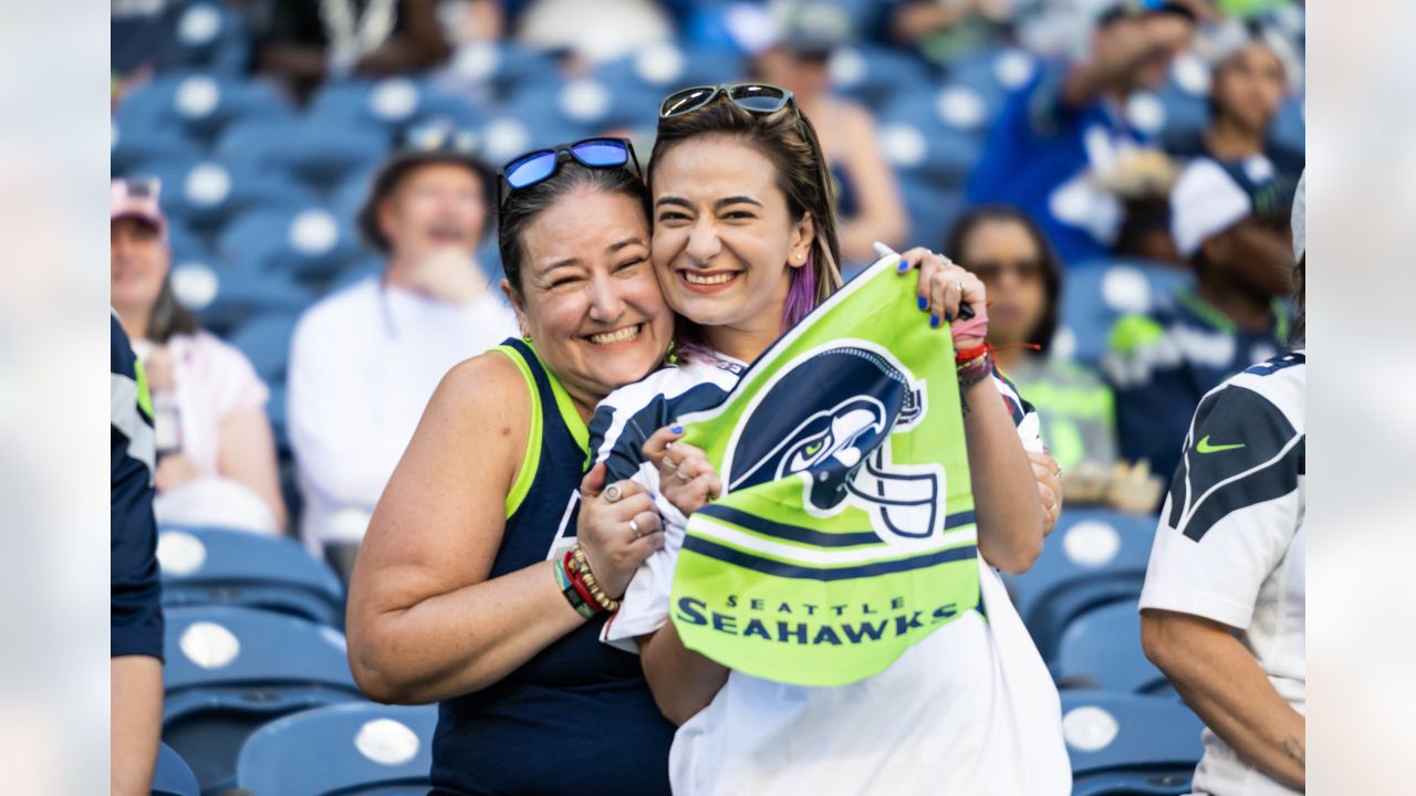 Seahawks Legend Cliff Avril hosts inaugural Youth Football in Pacific  Northwest – Channel A TV Official Website