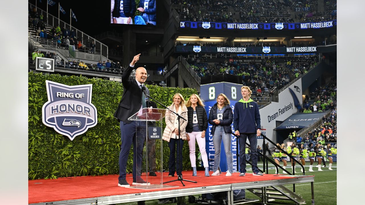 Matt Hasselbeck takes his place in Seattle's Ring of Honor - The San Diego  Union-Tribune