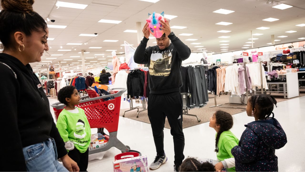 Jacksonville Jaguars host holiday shopping spree for children