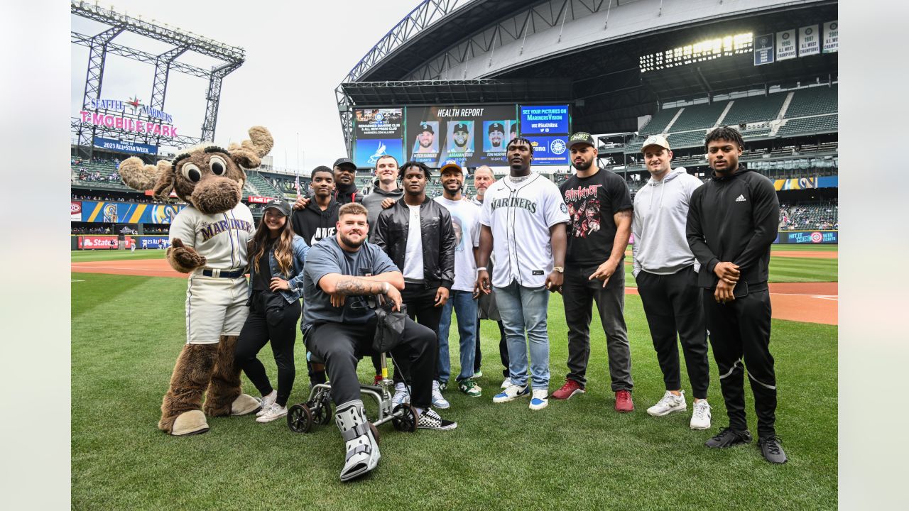 Mariners superfans throw out first pitch