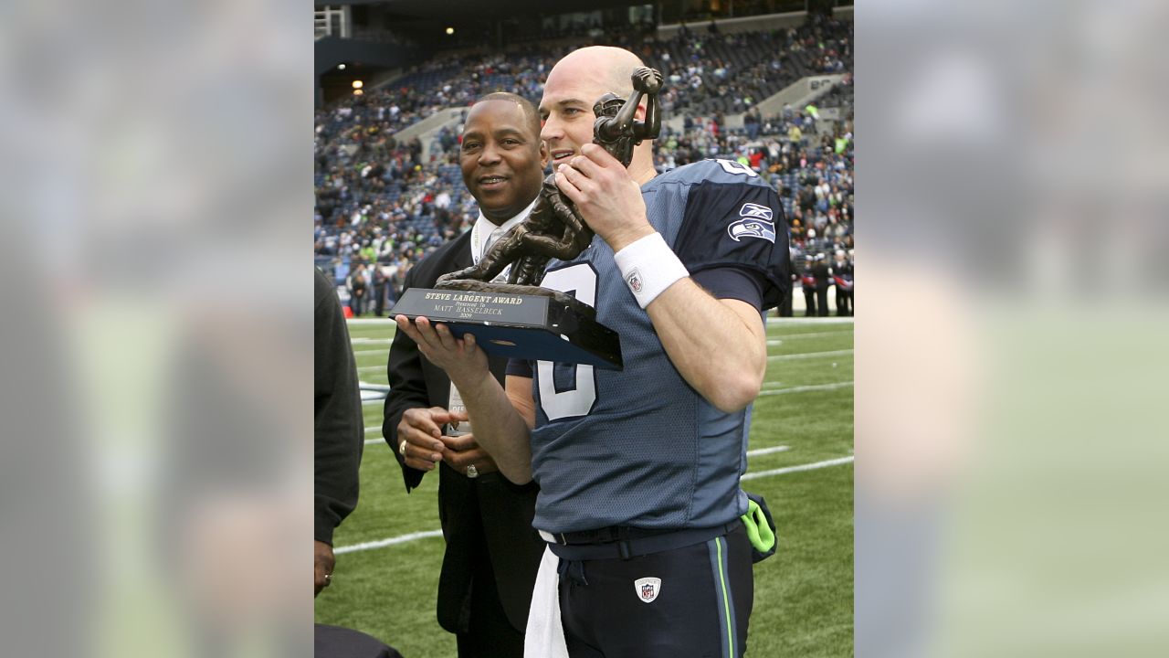 Matt Hasselbeck takes his place in Seattle's Ring of Honor - The San Diego  Union-Tribune