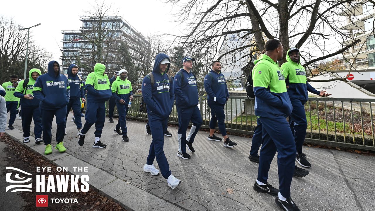 Seattle Seahawks guard Damien Lewis warms up before an NFL football game  against the Tampa Bay Buccaneers, Sunday, Nov. 13, 2022, in Munich,  Germany. (AP Photo/Gary McCullough Stock Photo - Alamy