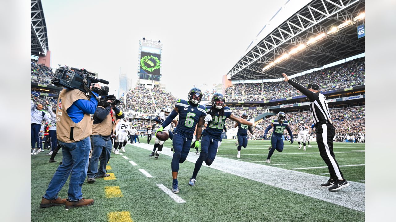 Seattle Seahawks quarterback Geno Smith warms up before an NFL football  game against the Las Vegas Raiders Sunday, Nov. 27, 2022, in Seattle. (AP  Photo/Caean Couto Stock Photo - Alamy