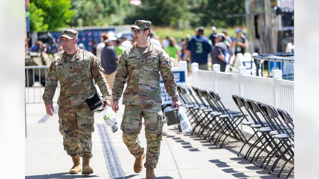 DVIDS - Images - Seahawks Invite Pacific Northwest Military Members to  Training Camp [Image 5 of 7]