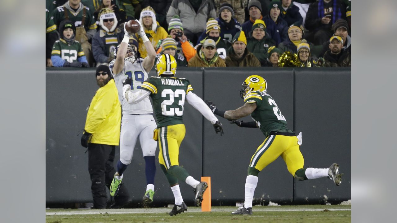 Seattle Seahawks' Marshawn Lynch runs during the first half of an NFL  football game against the Green Bay Packers Sunday, Sept. 20, 2015, in Green  Bay, Wis. (AP Photo/Jeffrey Phelps Stock Photo 