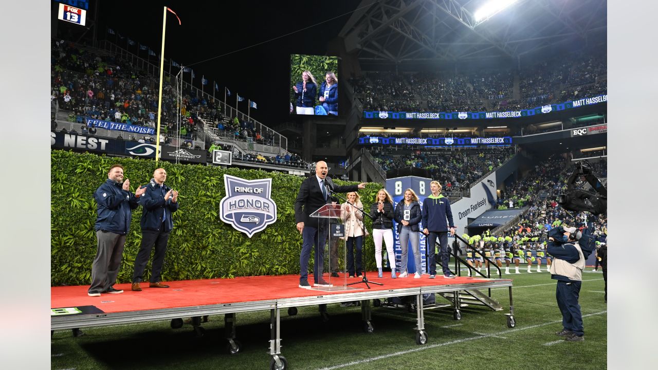 Matt Hasselbeck takes his place in Seattle's Ring of Honor - The San Diego  Union-Tribune