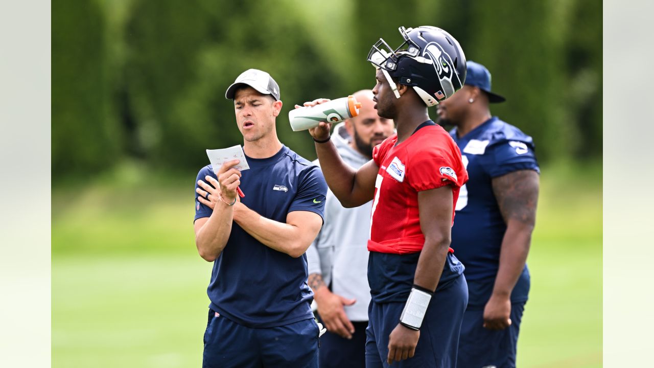 Seahawks fans are down bad over Geno Smith-Drew Lock QB battle after  lopsided preseason loss