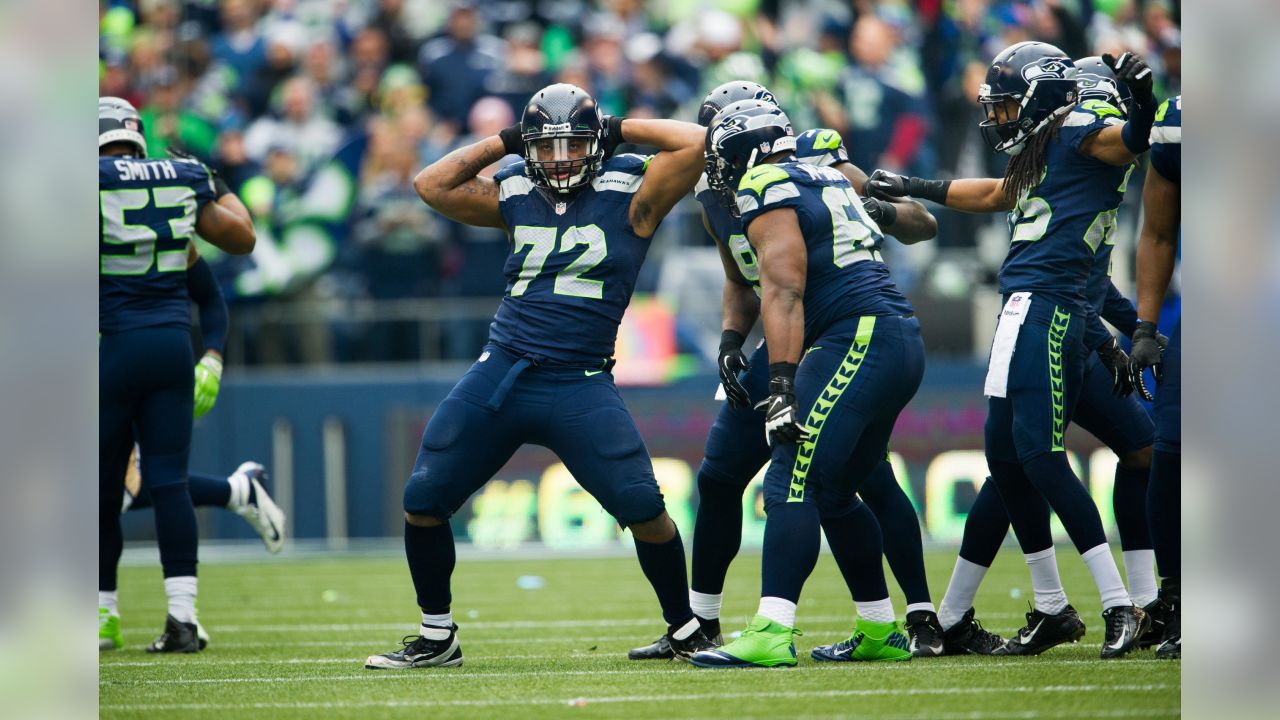 Michael Bennett tutors Seahawks defense Zach Charbonnet back