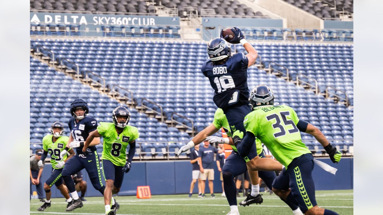 Chicago Bears kicker Cairo Santos (2) talks with Seattle Seahawks kicker  Jason Myers (5) before an NFL football game, Thursday, Aug. 18, 2022, in  Seattle. (AP Photo/Caean Couto Stock Photo - Alamy