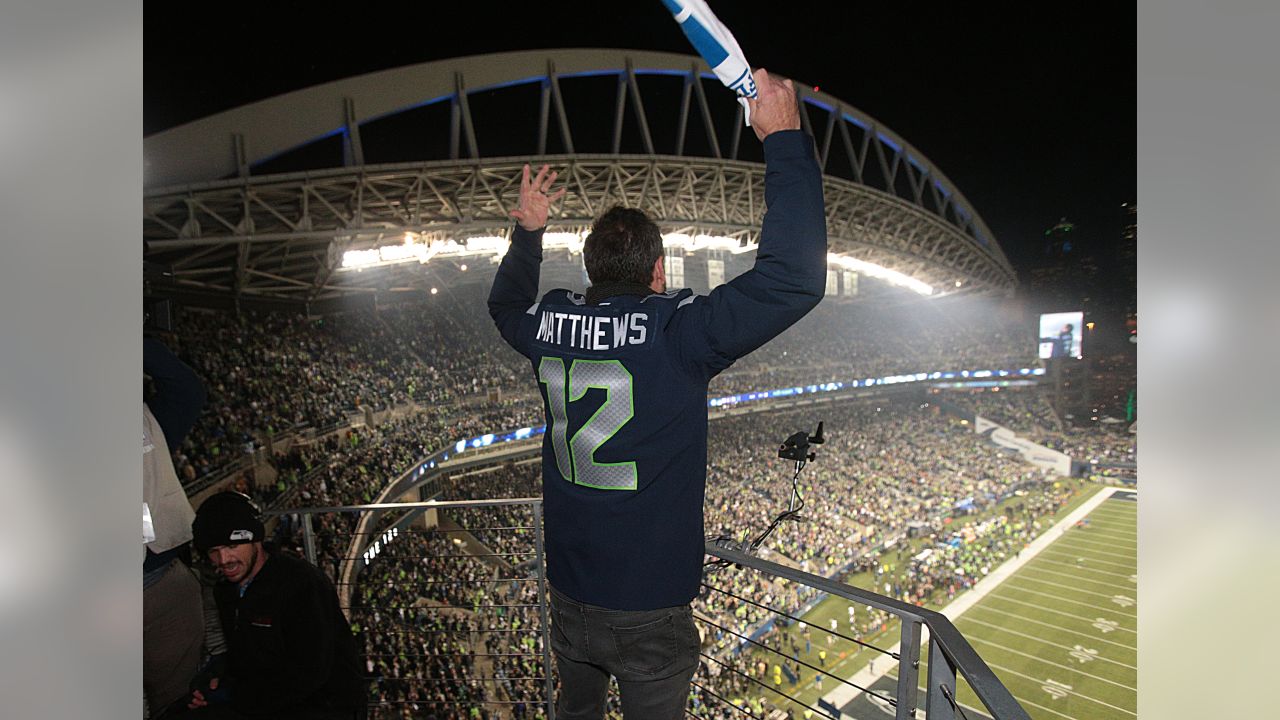 ESPN on X: Yesterday the @Seahawks revealed their Super Bowl ring. The  stats: 12 gemstones, 12 engraved feathers, 12 flags.   / X