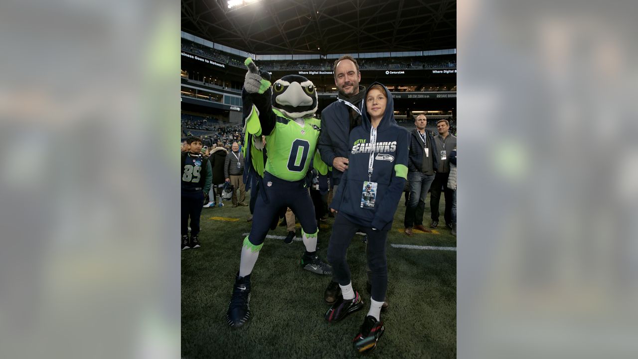 ESPN on X: Yesterday the @Seahawks revealed their Super Bowl ring. The  stats: 12 gemstones, 12 engraved feathers, 12 flags.   / X