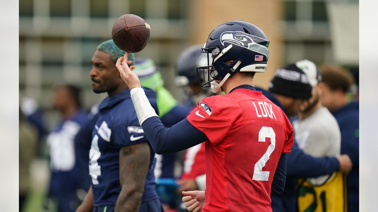 Seahawks Re-Sign QB Drew Lock