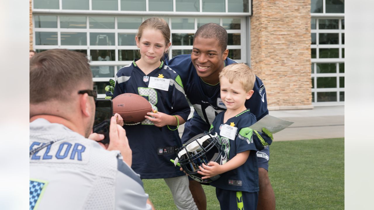 Friday Round-Up: Tyler Lockett Surprises 2019 NFL Kid Correspondent In  Person