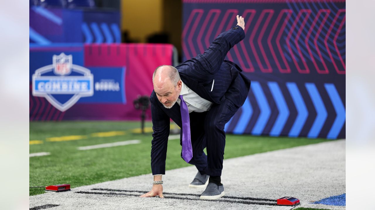 Oklahoma defensive lineman Jalen Redmond runs a drill at the NFL football  scouting combine in Indianapolis, Thursday, March 2, 2023. (AP Photo/Darron  Cummings Stock Photo - Alamy