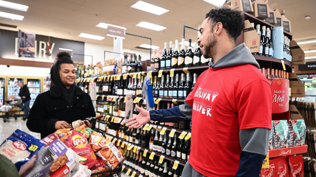 PHOTOS: Seahawks Buy Groceries For Customers At Local Safeway In Advance Of  Thanksgiving