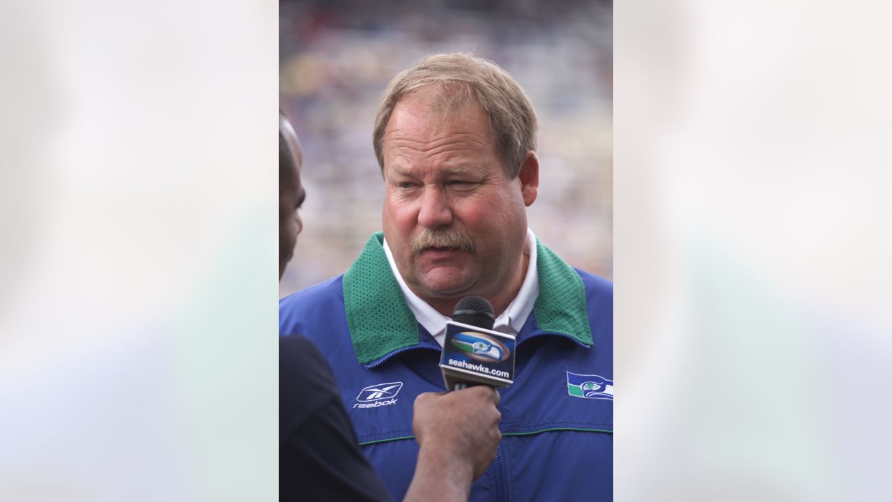 Legendary Seahawks coach Mike Holmgren joins Ring of Honor