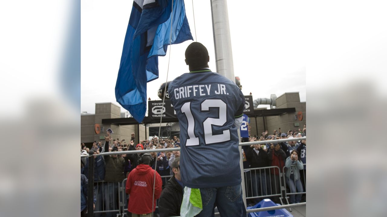 Ken Griffey Jr. Makes Surprise Visit During Richard Sherman's