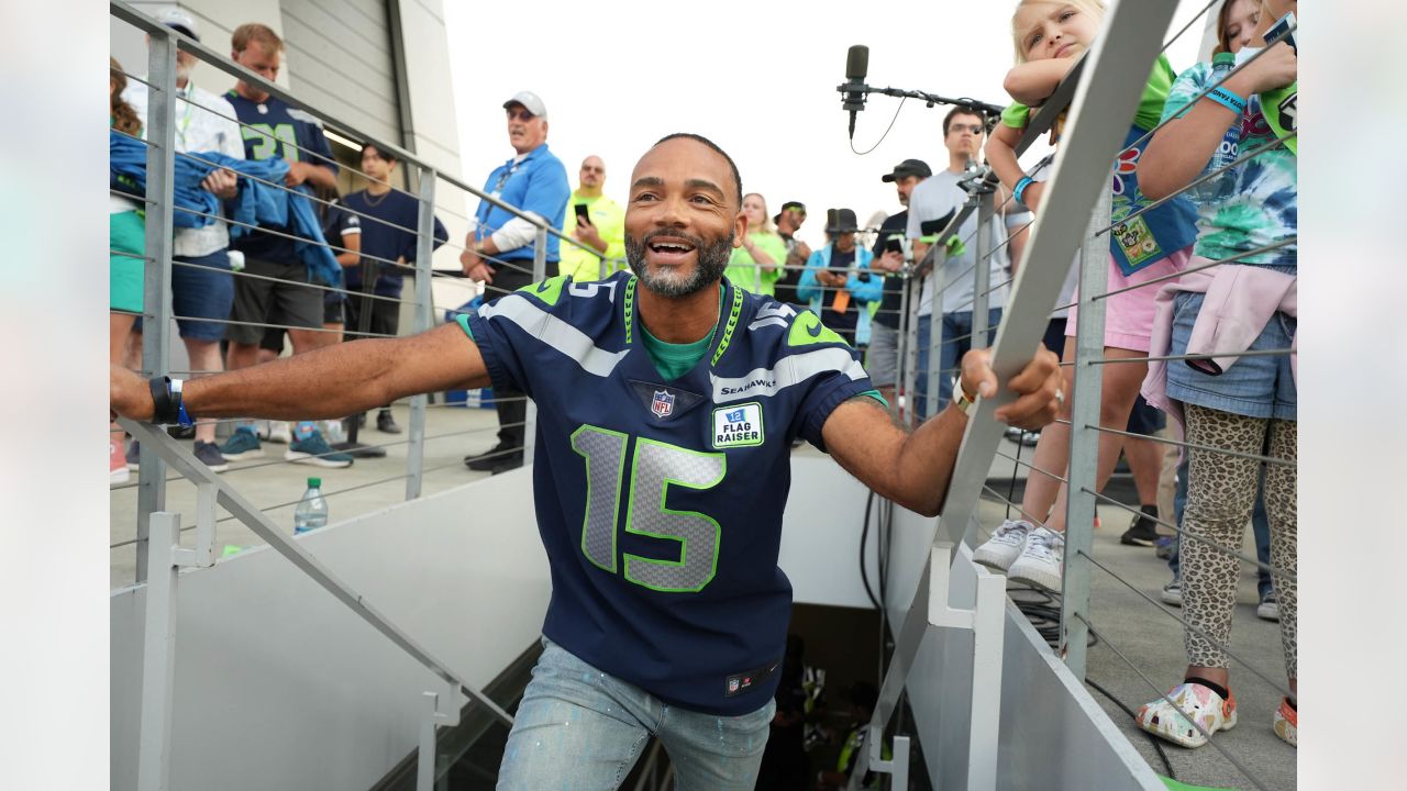 Monday Round-Up: Former Seahawks Quarterback Seneca Wallace Stars In AFFL  Semifinals