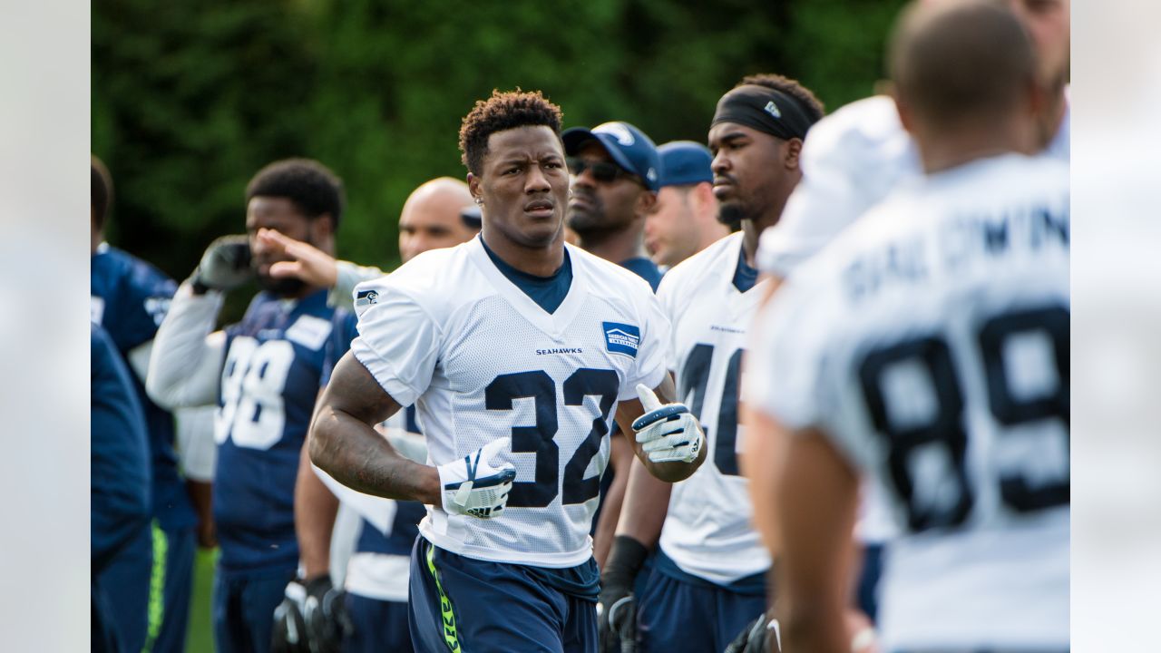 Chris Carson injury: Seahawks RB lands on IR with fractured leg