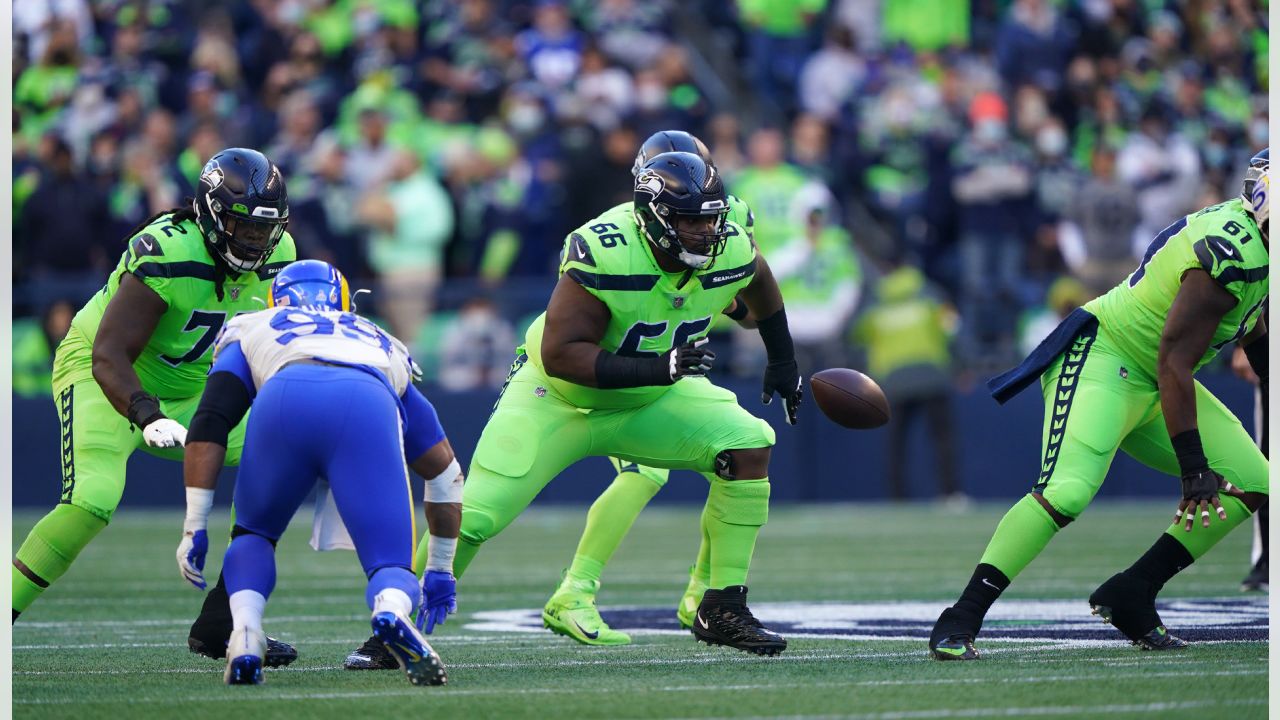 Seahawks lose Russell Wilson, lose another home game to Rams 26-17 - Field  Gulls