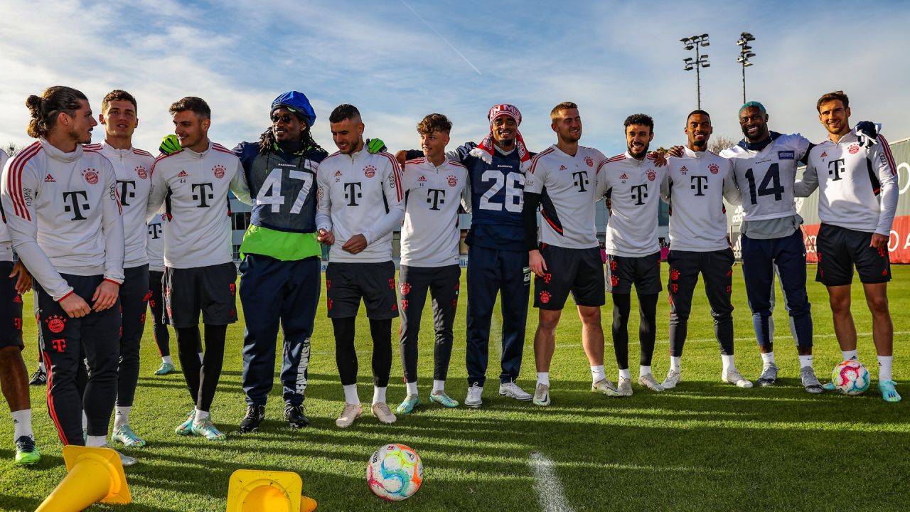 Seattle Seahawks safety Ryan Neal (26) poses for photos with FC Bayern  Munich players on Friday, Nov. 11, 2022 in Munich, Germany. (Gary  McCullough/AP Images for NFL Stock Photo - Alamy