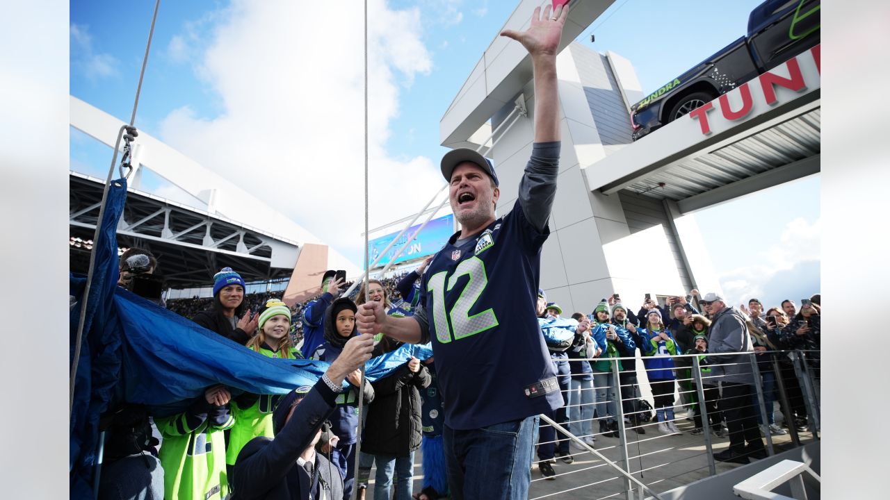 Rainn Wilson to raise the 12th Man Flag