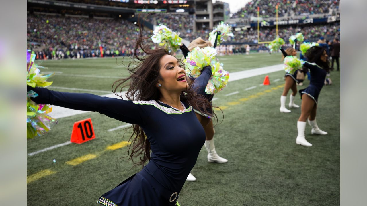 Seahawks reveal color rush uniforms, can confirm they are green - Field  Gulls