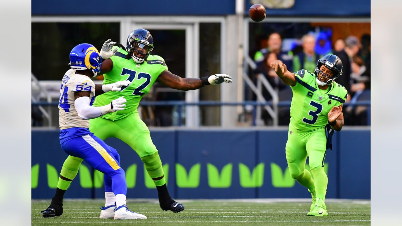 Seahawks lose Russell Wilson, lose another home game to Rams 26-17 - Field  Gulls