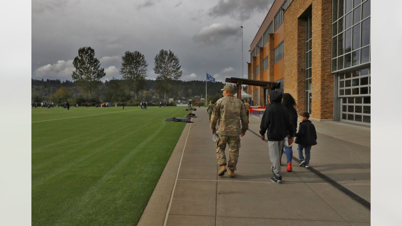 Seattle Seahawks share Lombardi Trophy with military fans > 446th Airlift  Wing > News