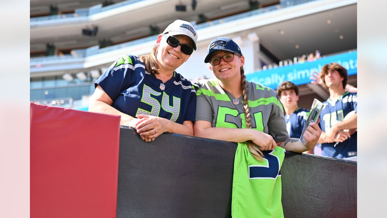 Seattle Seahawks vs. San Francisco 49ers. Fans support on NFL Game.  Silhouette of supporters, big screen with two rivals in background Stock  Photo - Alamy