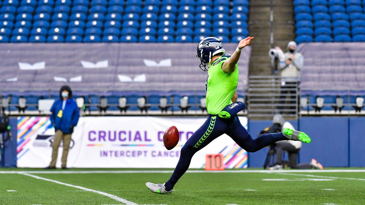 Seattle Seahawks punter Michael Dickson (4) punts against the Arizona  Cardinals in an NFL football game, Sunday, Nov. 6, 2022, in Glendale, Ariz.  Seahawks won 31-21. (AP Photo/Jeff Lewis Stock Photo - Alamy