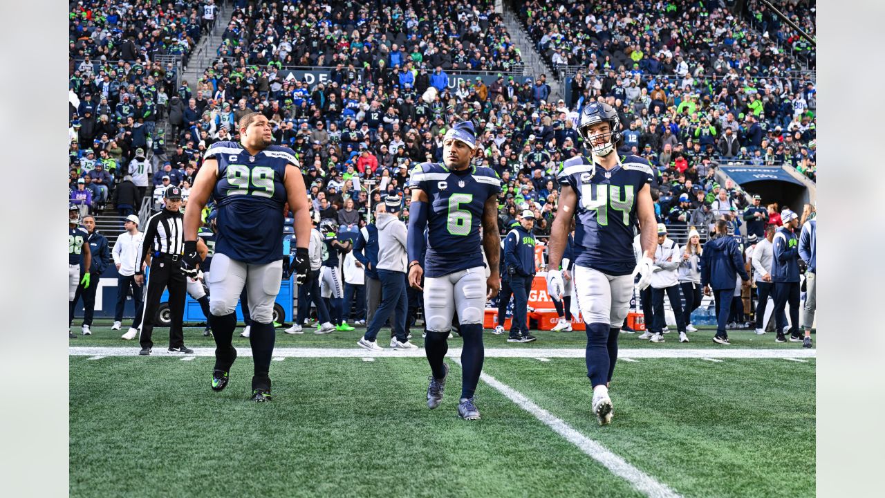 Seattle Seahawks OL Phil Haynes Injured vs. New York Giants: Tracker -  Sports Illustrated Seattle Seahawks News, Analysis and More