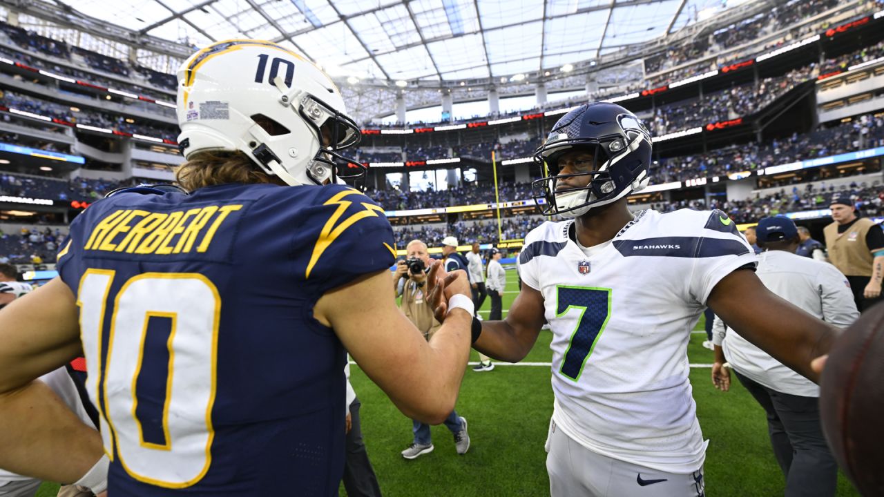 Look: Ahmad Sauce Gardner, Coby Bryant, Other Rookies Swap Jerseys After  Jets Loss To Seahawks - All Bearcats