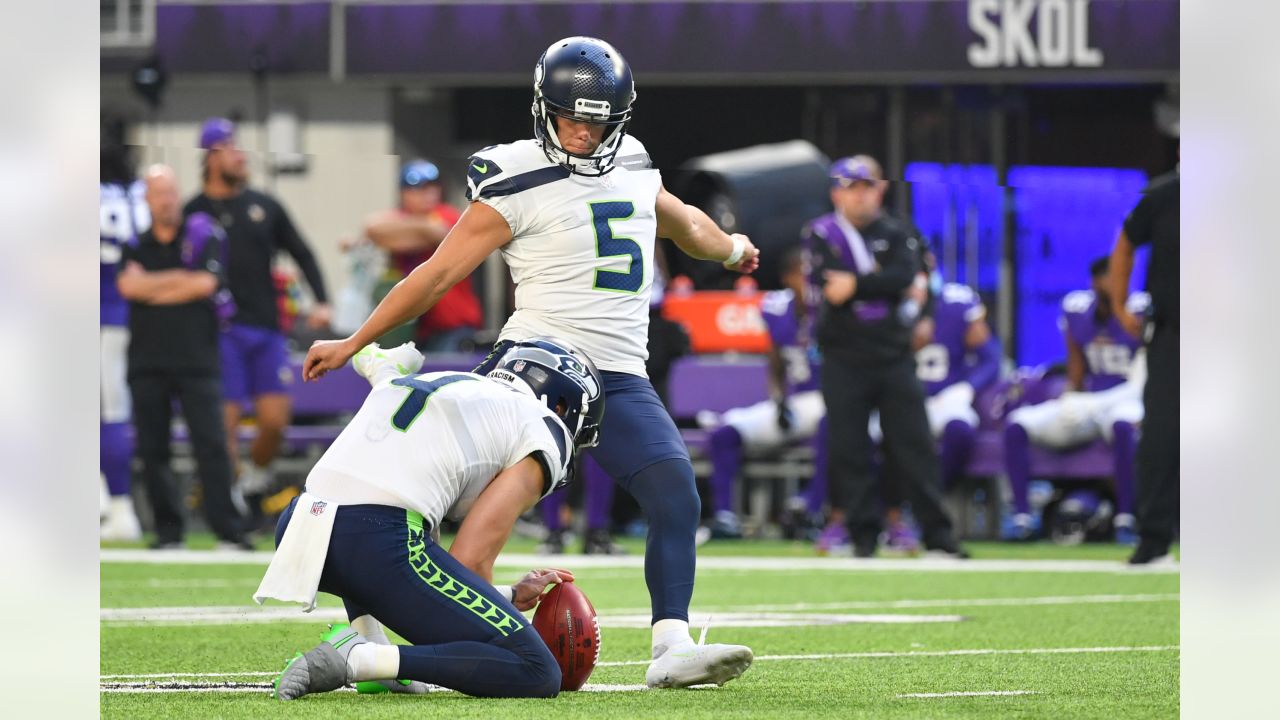 Pathetic Seattle Seahawks defense ripped apart in 30-17 loss to Vikings -  Field Gulls