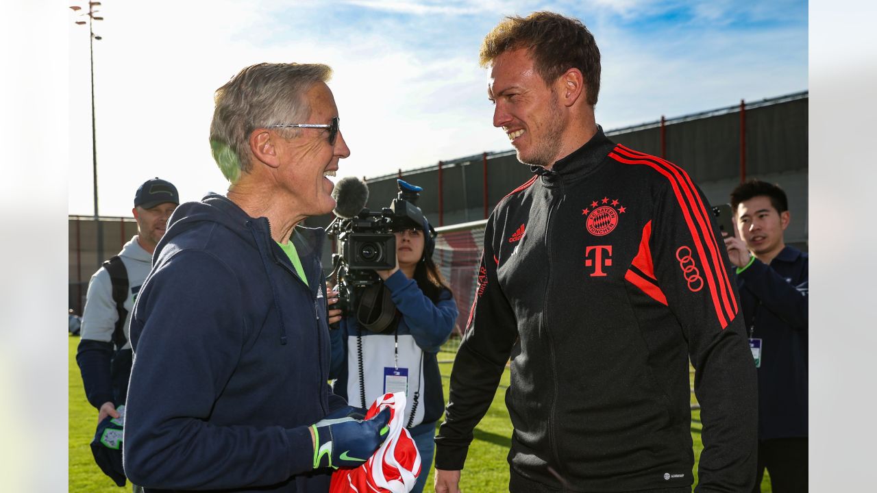 Seattle Seahawks safety Ryan Neal (26) poses for photos with FC Bayern  Munich players on Friday, Nov. 11, 2022 in Munich, Germany. (Gary  McCullough/AP Images for NFL Stock Photo - Alamy