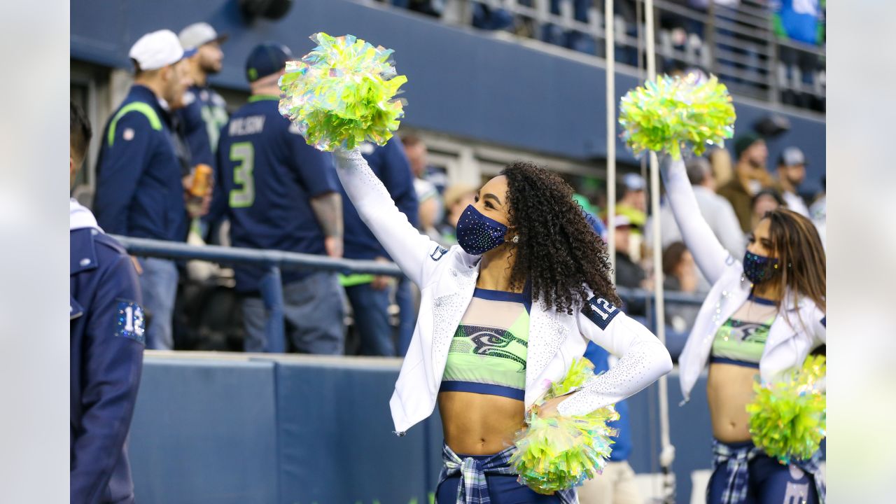 Thursday Round-Up: Behind The Scenes With Rookie Seahawks Dancer Geena