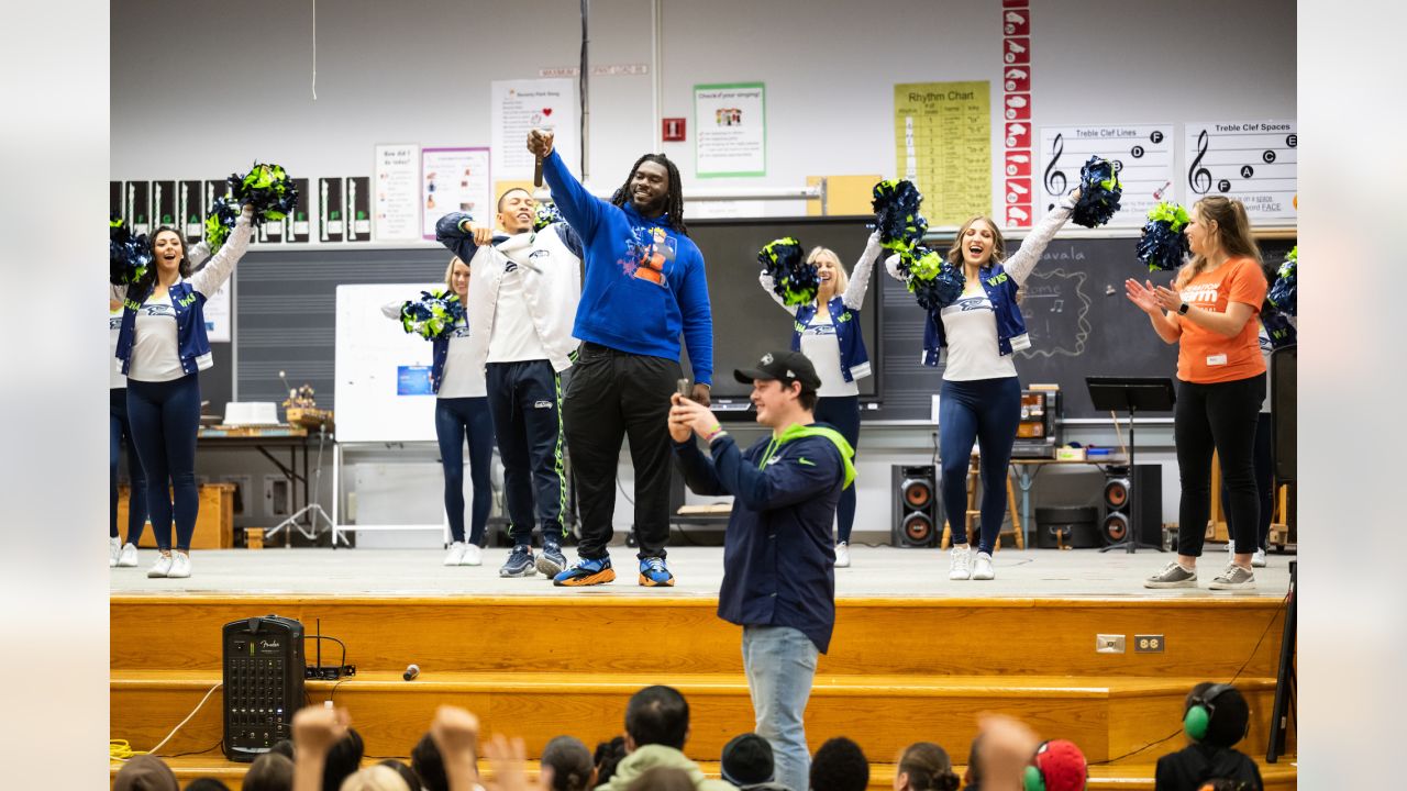 PHOTOS: Seahawks And  Team Up For Operation Warm