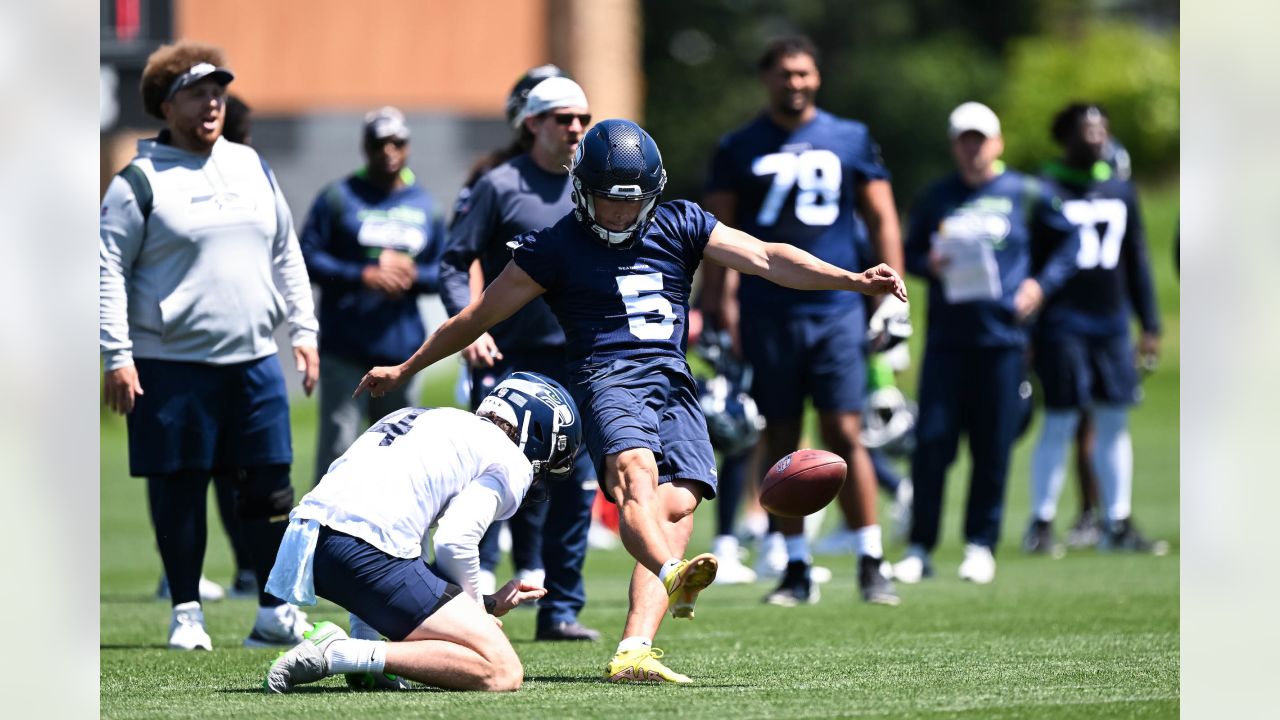 Seahawks announce home-game themes, including date of throwback