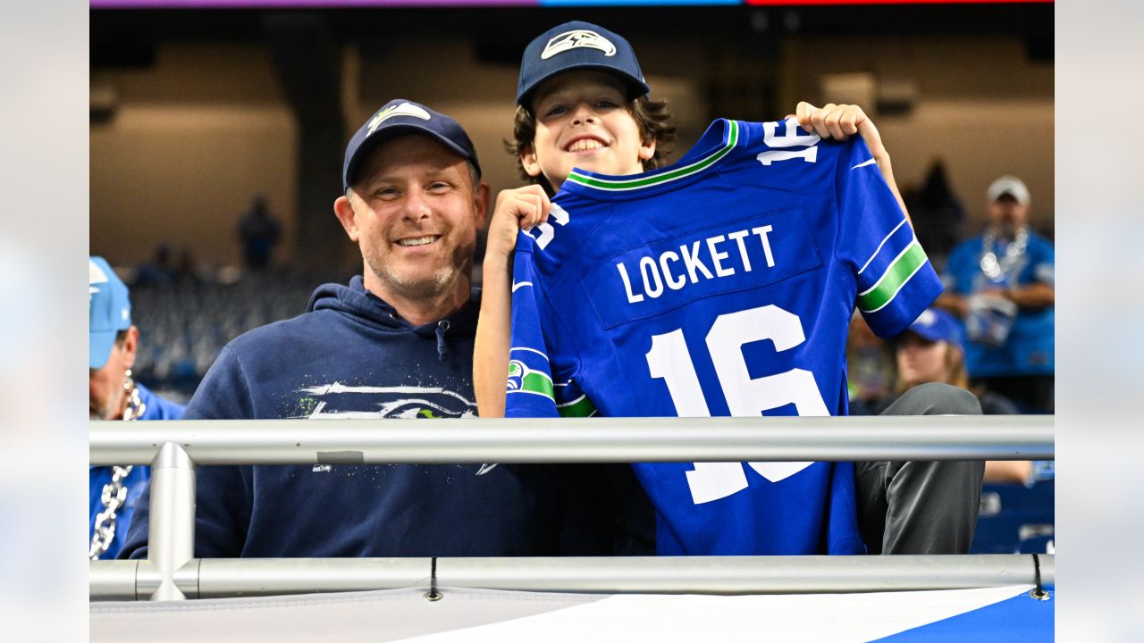 Detroit, United States. 17th Sep, 2023. DETROIT, MI - SEPTEMBER 17: Detroit  Lions WR (8) Josh Reynolds scores a touch down pass during the game between  Seattle Seahawks and Detroit Lions on