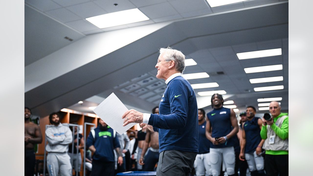 Arizona Cardinals Emmitt Smith comfronts Seattle Seahawks rookie free  safety Ken Hamlin after the play was wistled dead. Hamlin and Smith shook  hands and hugged after talking.