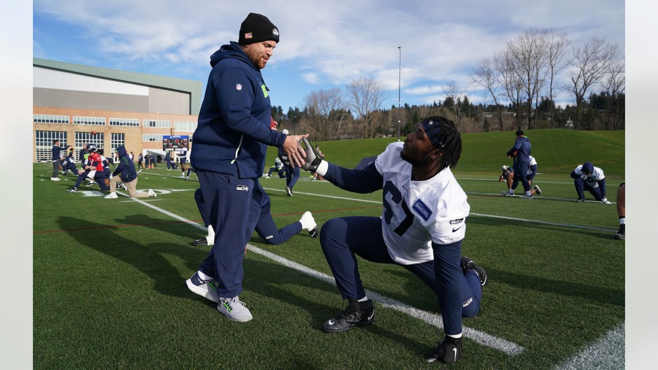 Seahawks sign Tony Jones Jr back to active roster, elevate Cade and  Alexander Johnson - Field Gulls