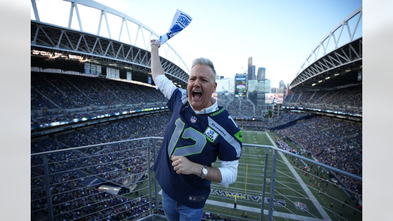 Rainn Wilson to raise the 12th Man Flag